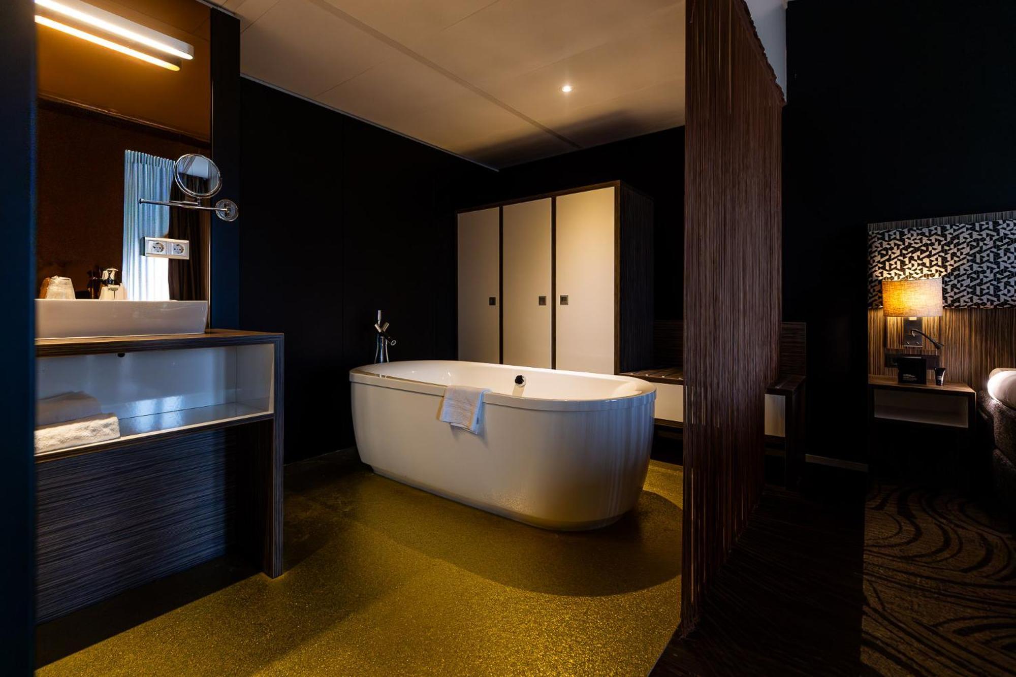 Suite,1742763774:JPEG